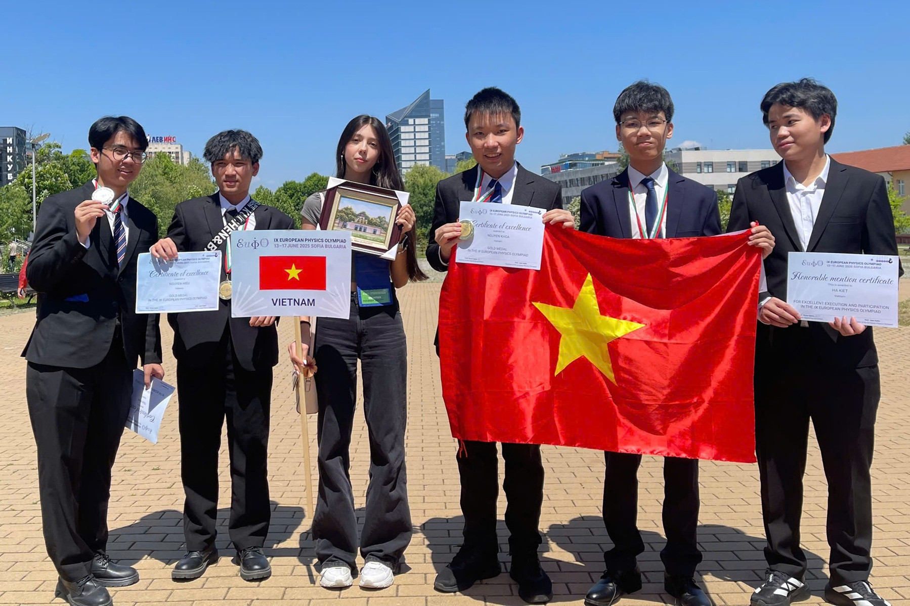 Học sinh Việt Nam đạt 4 huy chương Olympic Vật lý châu Âu- Ảnh 1. Học sinh Việt Nam đạt 4 huy chương Olympic Vật lý châu Âu- Ảnh 1.