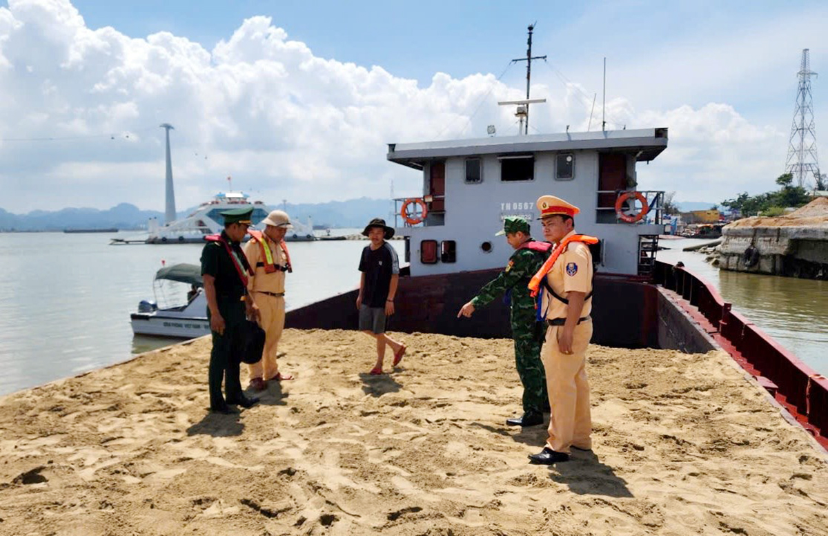 Tạm giữ tàu chở cát không có hóa đơn, chứng từ- Ảnh 1. Tạm giữ tàu chở cát không có hóa đơn, chứng từ- Ảnh 1.