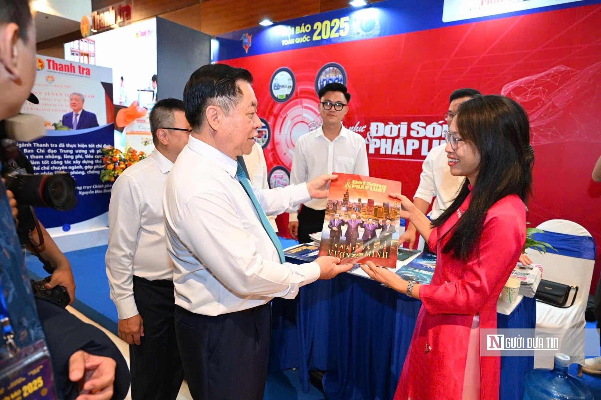 Để báo chí cách mạng thực sự tỏa sáng, "dẫn đường" trong kỷ nguyên mới- Ảnh 2. Để báo chí cách mạng thực sự tỏa sáng, "dẫn đường" trong kỷ nguyên mới- Ảnh 2.