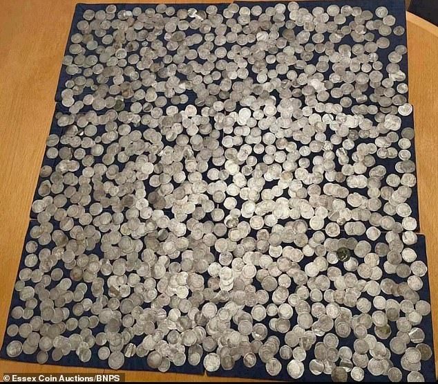 Người đàn ông phát hiện chiếc bình chứa kho báu chôn trên cánh đồng