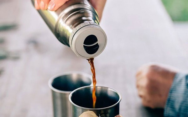 Người đàn ông tử vong sau 10 năm dùng một chiếc bình giữ nhiệt