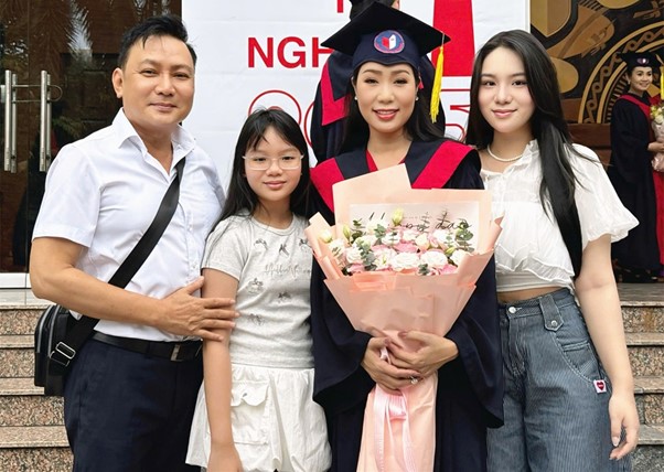 Cuộc sống ở tuổi 54 của Á hậu Việt Nam vừa nhận bằng Thạc sỹ- Ảnh 3. Cuộc sống ở tuổi 54 của Á hậu Việt Nam vừa nhận bằng Thạc sỹ- Ảnh 3.
