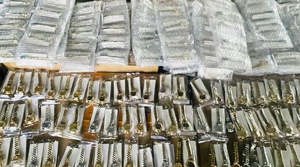 Thu giữ 450 đồng hồ giả nhãn hiệu Rolex nhập lậu qua cửa khẩu Trà Lĩnh- Ảnh 1. Thu giữ 450 đồng hồ giả nhãn hiệu Rolex nhập lậu qua cửa khẩu Trà Lĩnh- Ảnh 1.