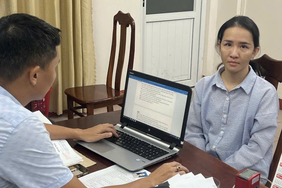 Người phụ nữ bị truy nã đặc biệt nguy hiểm ra đầu thú- Ảnh 1. Người phụ nữ bị truy nã đặc biệt nguy hiểm ra đầu thú- Ảnh 1.