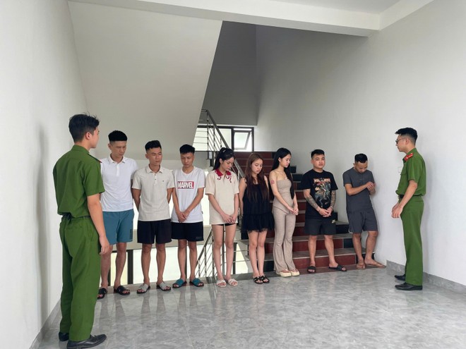 Đột kích căn hộ chung cư, phát hiện 500 chiếc điện thoại "lậu" không có hóa đơn chứng từ- Ảnh 1.
