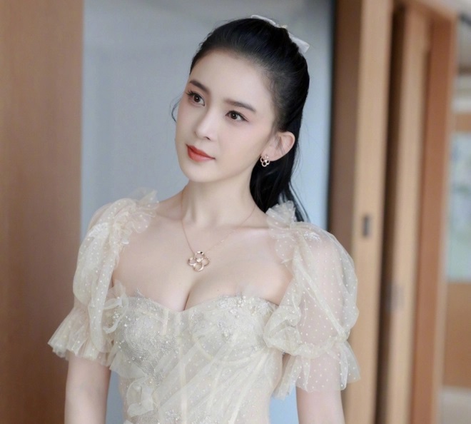 Triệu Anh Tử là một gương mặt từng được kỳ vọng giờ lại đánh mất uy tín bằng những ồn ào không đáng có. Triệu Anh Tử là một gương mặt từng được kỳ vọng giờ lại đánh mất uy tín bằng những ồn ào không đáng có.