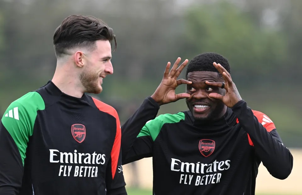 Barca đang lên kế hoạch chiêu mộ tiền vệ Thomas Partey (phải) của Arsenal theo dạng chuyển nhượng tự do. (Ảnh: Getty) Barca đang lên kế hoạch chiêu mộ tiền vệ Thomas Partey (phải) của Arsenal theo dạng chuyển nhượng tự do. (Ảnh: Getty)