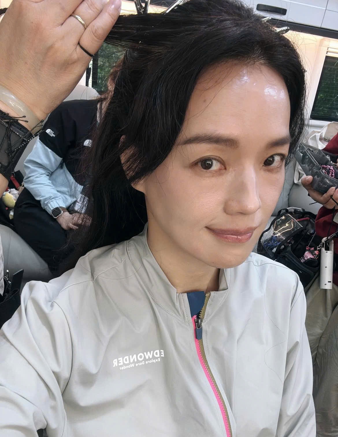 Thư Kỳ gây chú ý khi khoe mặt mộc và chấp nhận dấu hiệu tuổi tác. Thư Kỳ gây chú ý khi khoe mặt mộc và chấp nhận dấu hiệu tuổi tác.