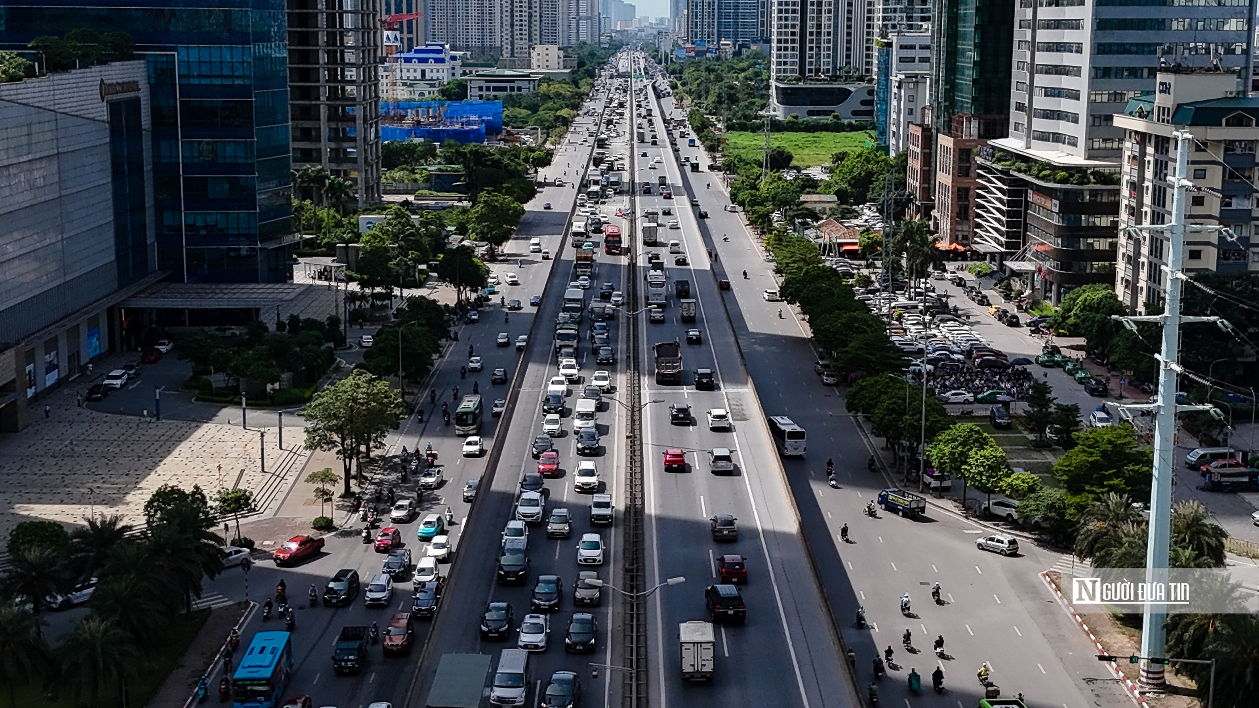 Hà Nội: Loạt phương tiện nối đuôi hàng km di chuyển qua đoạn sửa chữa vành đai 3- Ảnh 6. Hà Nội: Loạt phương tiện nối đuôi hàng km di chuyển qua đoạn sửa chữa vành đai 3- Ảnh 6.