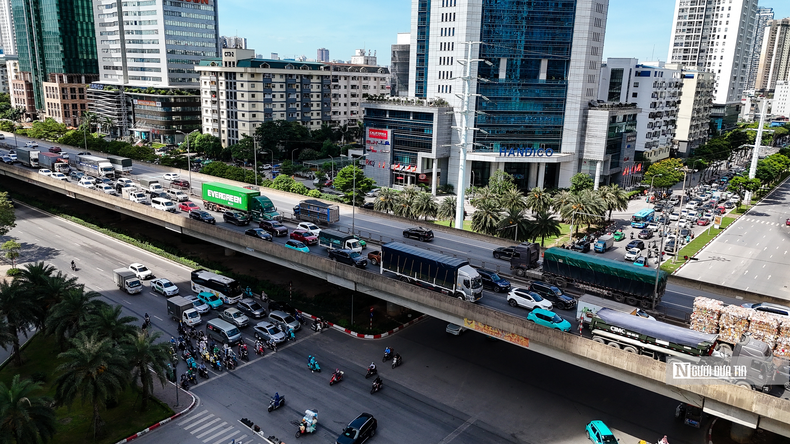 Hà Nội: Loạt phương tiện nối đuôi hàng km di chuyển qua đoạn sửa chữa vành đai 3- Ảnh 12. Hà Nội: Loạt phương tiện nối đuôi hàng km di chuyển qua đoạn sửa chữa vành đai 3- Ảnh 12.