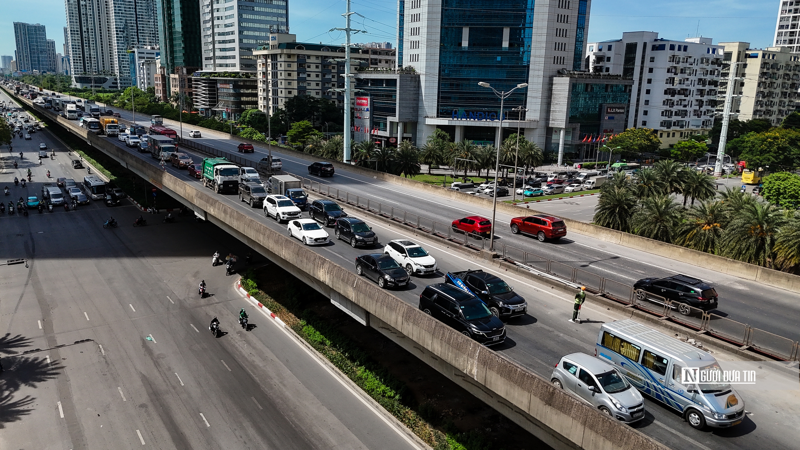 Hà Nội: Loạt phương tiện nối đuôi hàng km di chuyển qua đoạn sửa chữa vành đai 3- Ảnh 8. Hà Nội: Loạt phương tiện nối đuôi hàng km di chuyển qua đoạn sửa chữa vành đai 3- Ảnh 8.