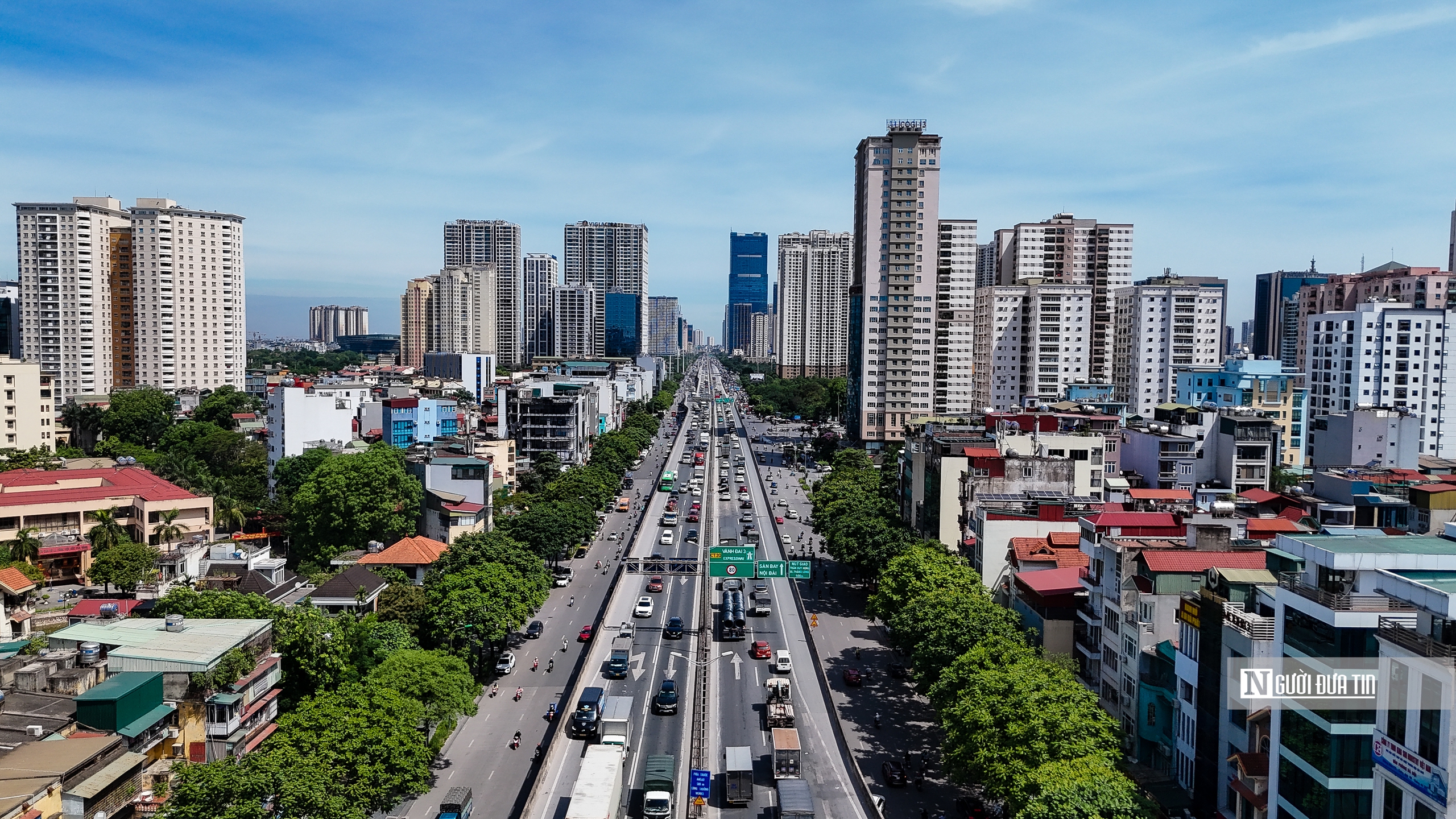 Hà Nội: Người dân vất vả mưu sinh dưới cái nắng "cháy da cháy thịt"- Ảnh 1. Hà Nội: Người dân vất vả mưu sinh dưới cái nắng "cháy da cháy thịt"- Ảnh 1.