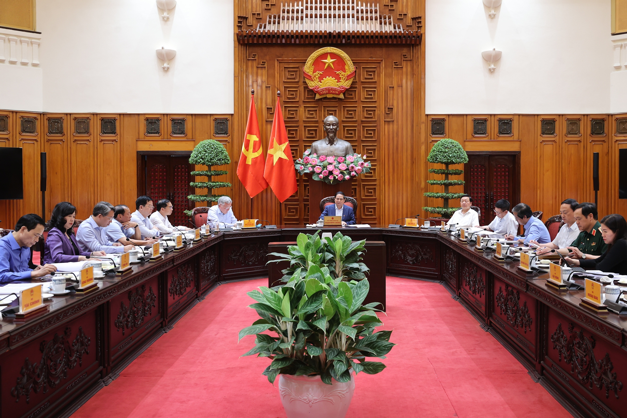 Thủ tướng chủ trì cuộc họp Thường trực Chính phủ về kinh tế - xã hội- Ảnh 2. Thủ tướng chủ trì cuộc họp Thường trực Chính phủ về kinh tế - xã hội- Ảnh 2.