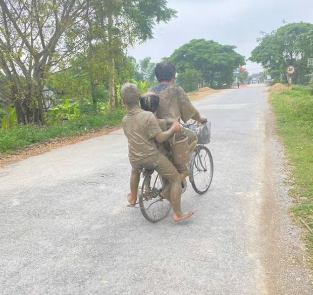 1001 trò nghịch ngợm của "khối nghỉ hè" khiến phụ huynh "khóc thét"- Ảnh 2. 1001 trò nghịch ngợm của "khối nghỉ hè" khiến phụ huynh "khóc thét"- Ảnh 2.