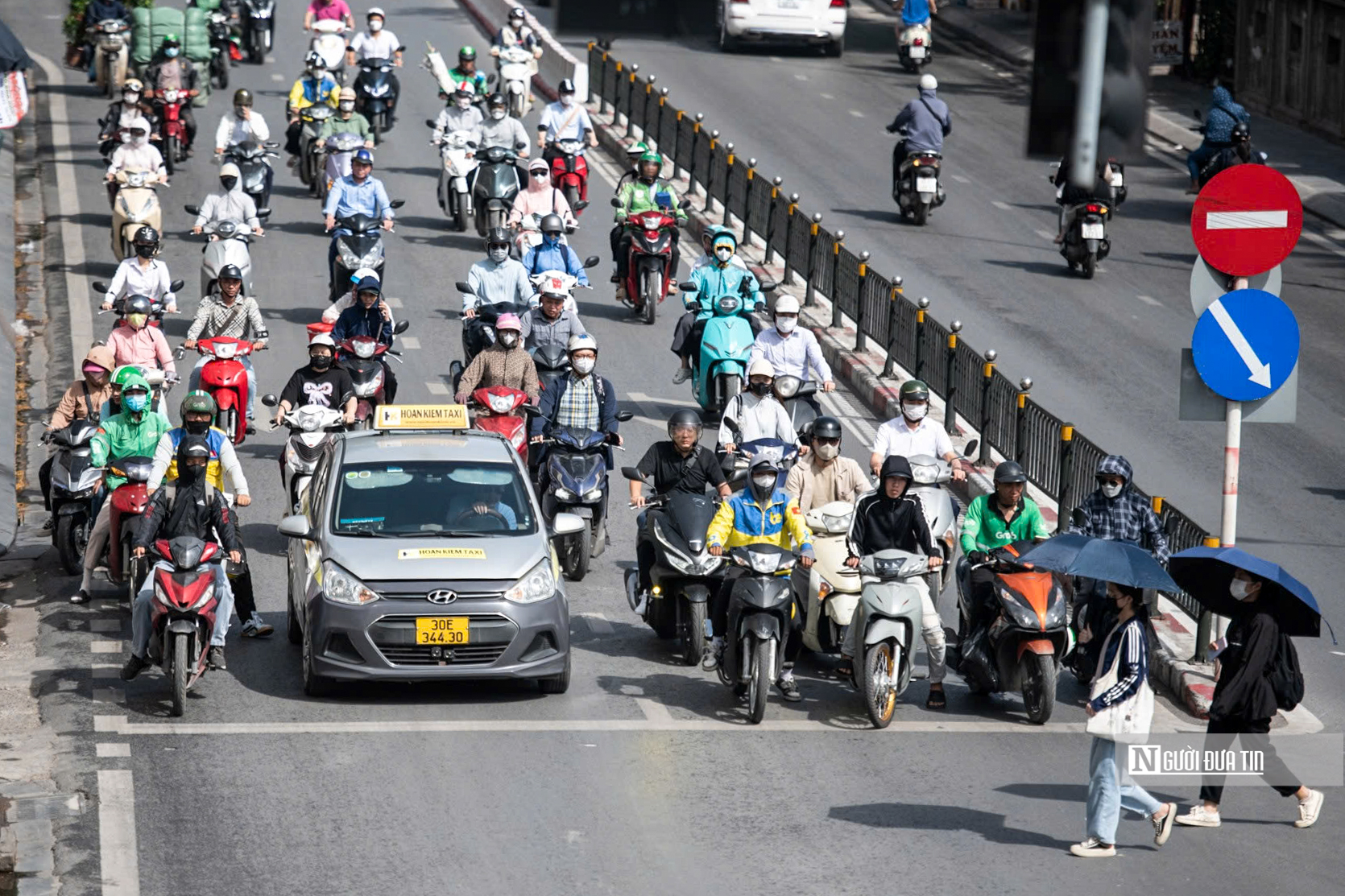 Hà Nội: Người dân vất vả mưu sinh dưới cái nắng "cháy da cháy thịt"- Ảnh 7. Hà Nội: Người dân vất vả mưu sinh dưới cái nắng "cháy da cháy thịt"- Ảnh 7.