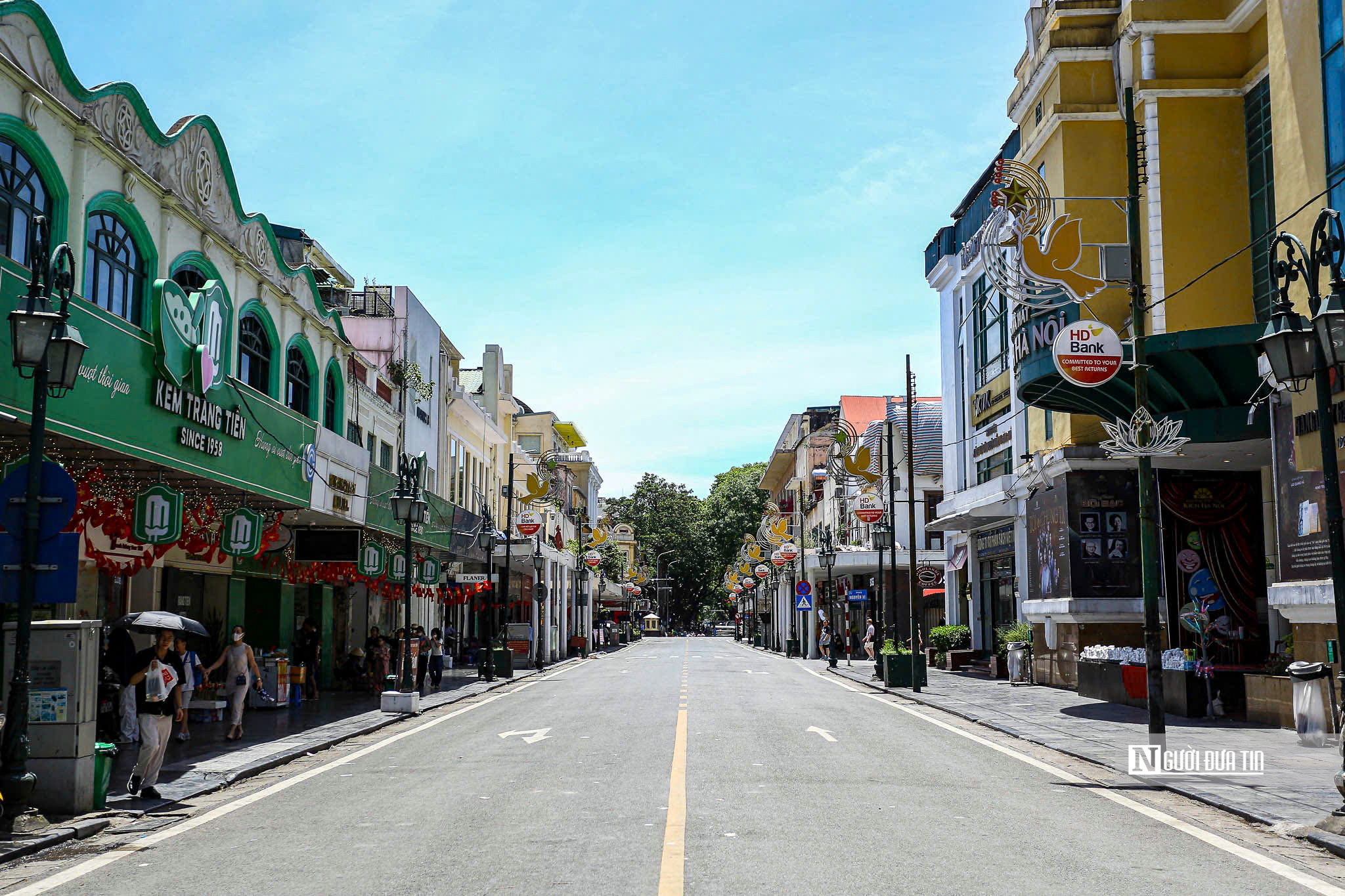 Hà Nội: Người dân vất vả mưu sinh dưới cái nắng "cháy da cháy thịt"- Ảnh 4. Hà Nội: Người dân vất vả mưu sinh dưới cái nắng "cháy da cháy thịt"- Ảnh 4.