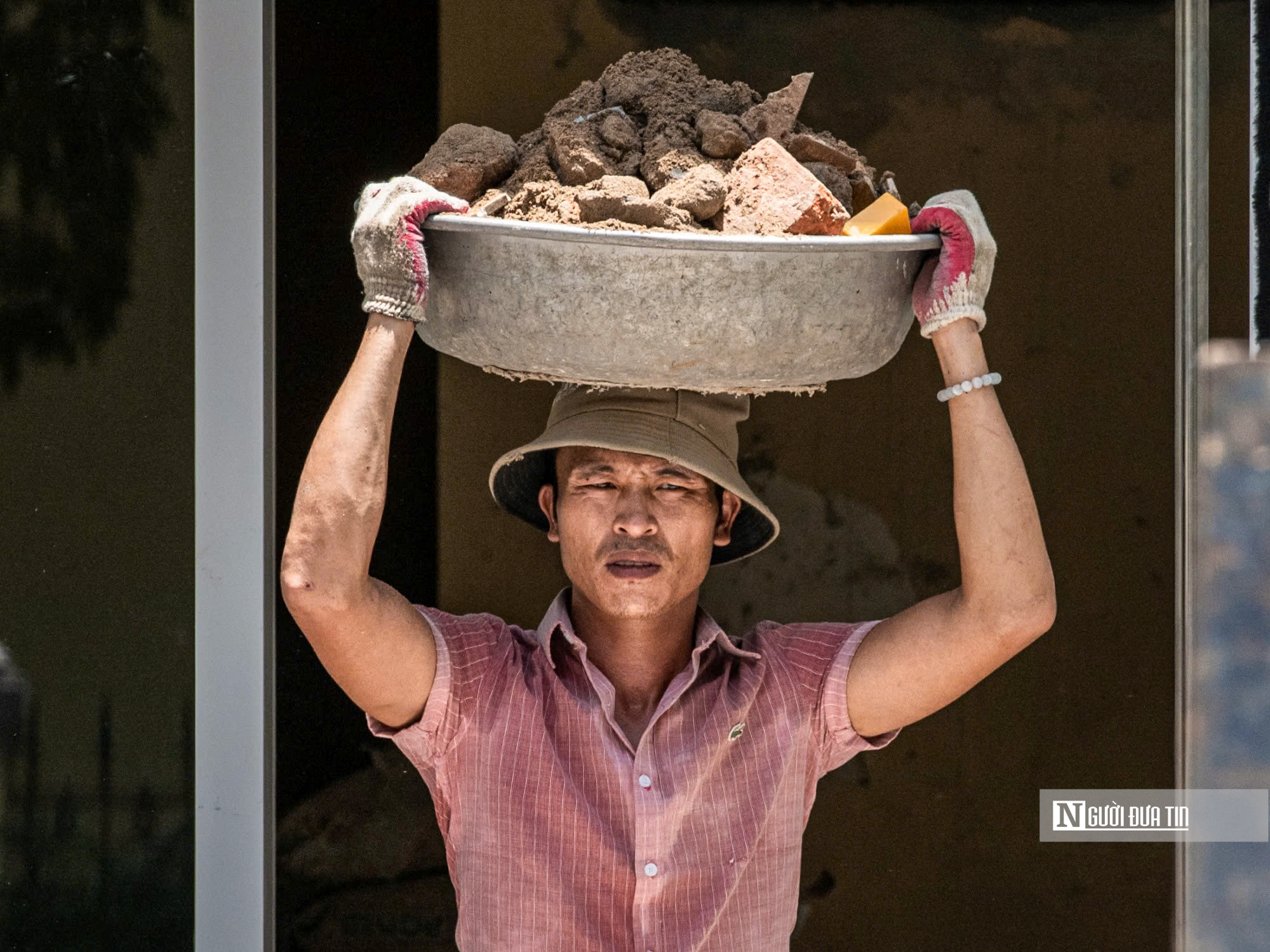 Hà Nội: Người dân vất vả mưu sinh dưới cái nắng "cháy da cháy thịt"- Ảnh 14. Hà Nội: Người dân vất vả mưu sinh dưới cái nắng "cháy da cháy thịt"- Ảnh 14.