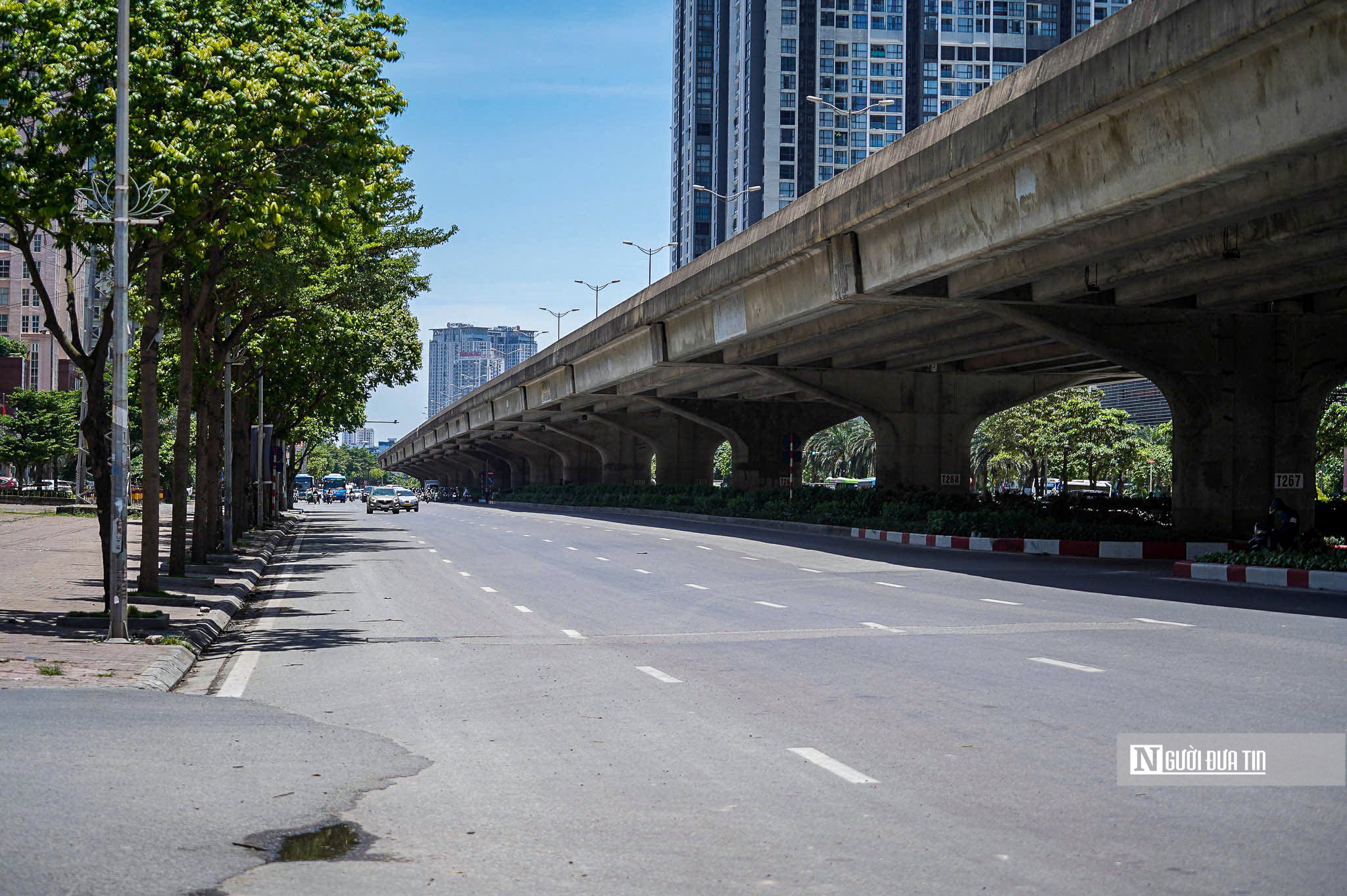 Hà Nội: Người dân vất vả mưu sinh dưới cái nắng "cháy da cháy thịt"- Ảnh 3. Hà Nội: Người dân vất vả mưu sinh dưới cái nắng "cháy da cháy thịt"- Ảnh 3.