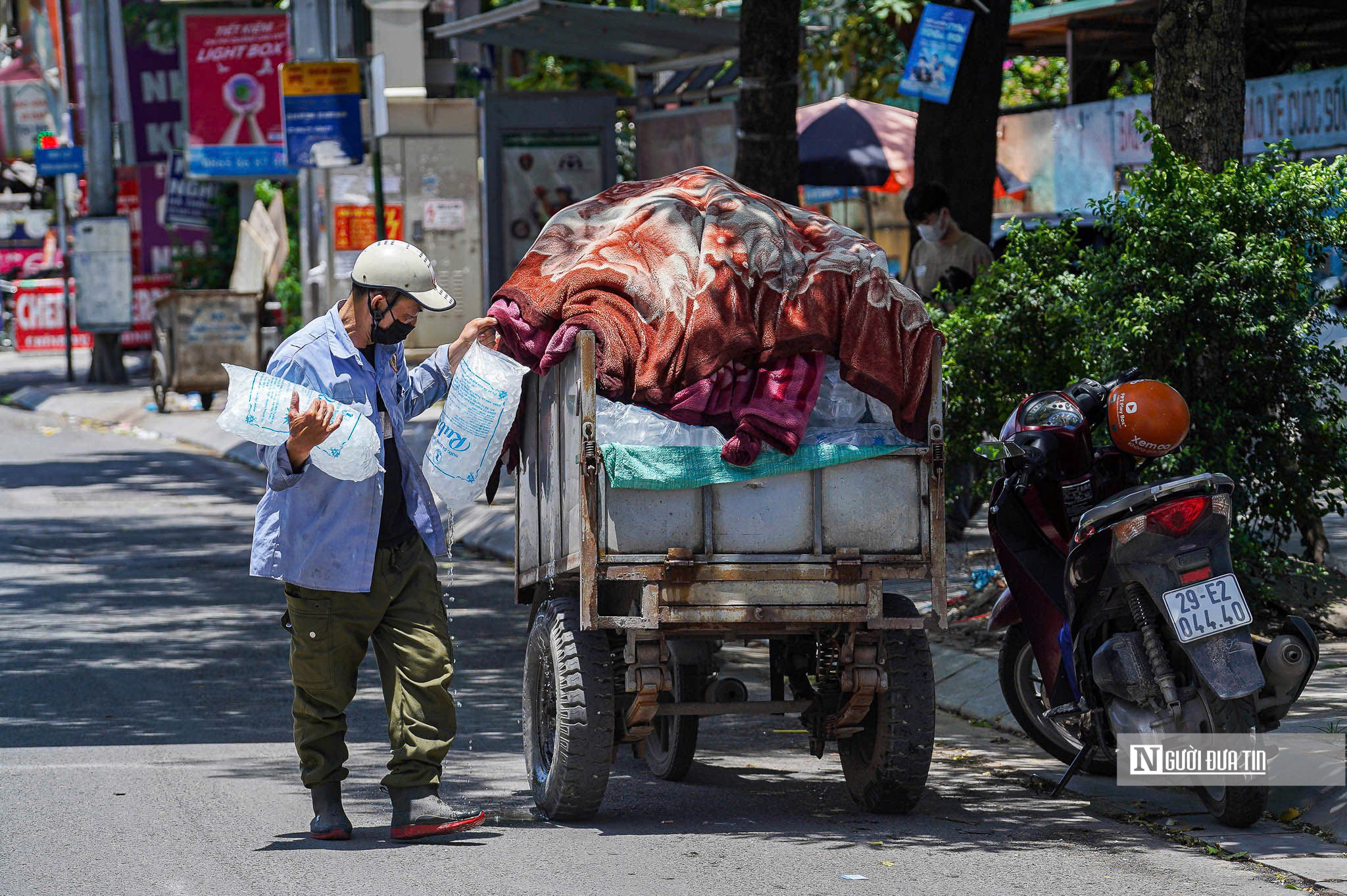 Hà Nội: Người dân vất vả mưu sinh dưới cái nắng "cháy da cháy thịt"- Ảnh 13. Hà Nội: Người dân vất vả mưu sinh dưới cái nắng "cháy da cháy thịt"- Ảnh 13.
