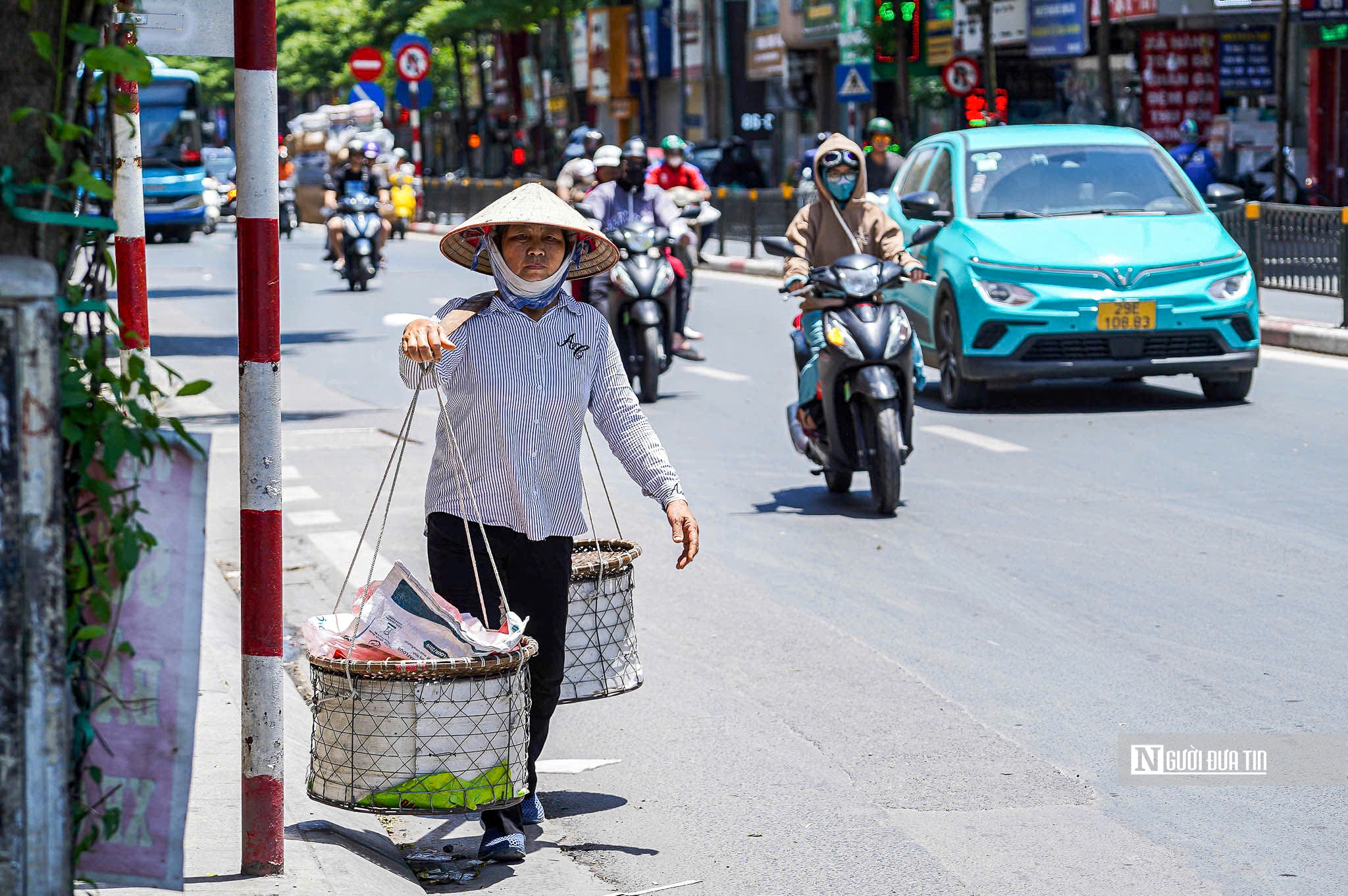 Hà Nội: Người dân vất vả mưu sinh dưới cái nắng "cháy da cháy thịt"- Ảnh 9. Hà Nội: Người dân vất vả mưu sinh dưới cái nắng "cháy da cháy thịt"- Ảnh 9.