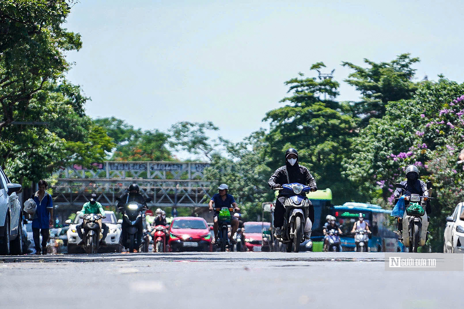 Hà Nội: Người dân vất vả mưu sinh dưới cái nắng "cháy da cháy thịt"- Ảnh 2. Hà Nội: Người dân vất vả mưu sinh dưới cái nắng "cháy da cháy thịt"- Ảnh 2.