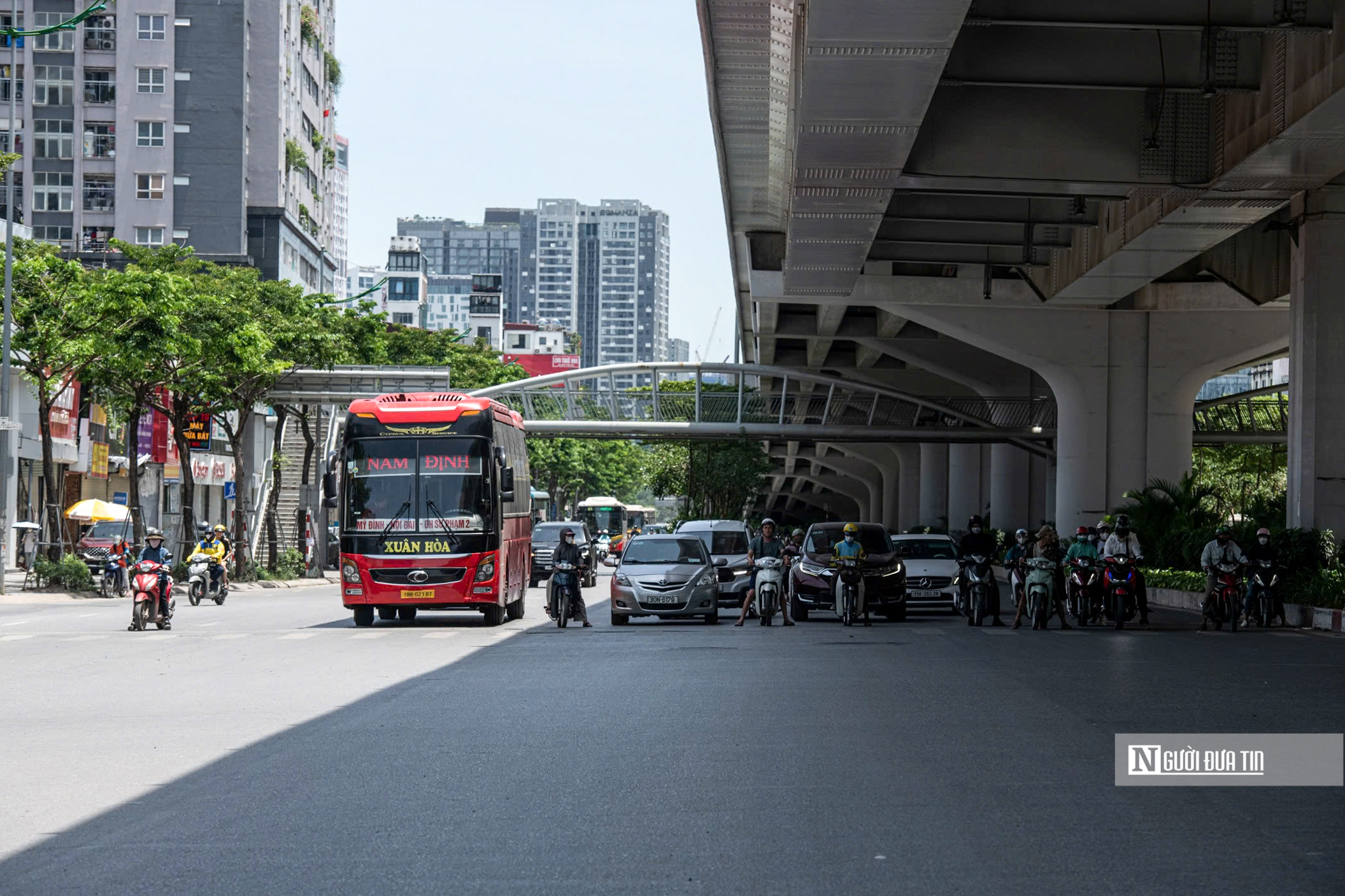Hà Nội: Người dân vất vả mưu sinh dưới cái nắng "cháy da cháy thịt"- Ảnh 8. Hà Nội: Người dân vất vả mưu sinh dưới cái nắng "cháy da cháy thịt"- Ảnh 8.