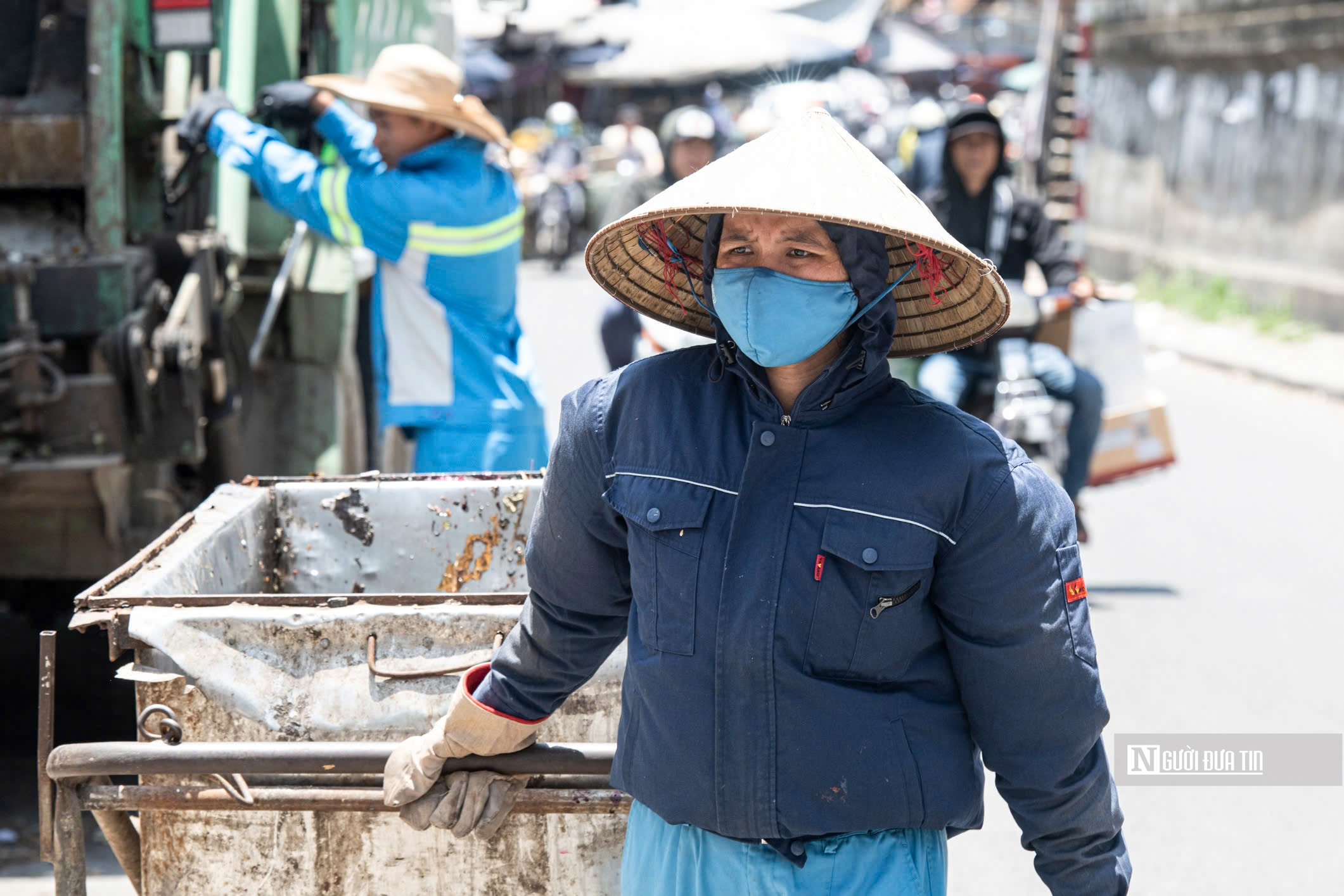 Hà Nội: Người dân vất vả mưu sinh dưới cái nắng "cháy da cháy thịt"- Ảnh 12. Hà Nội: Người dân vất vả mưu sinh dưới cái nắng "cháy da cháy thịt"- Ảnh 12.