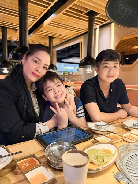 Ca sĩ Nhật Kim Anh và chồng cũ lưu lại khoảnh khắc khi tái ngộ- Ảnh 1. Ca sĩ Nhật Kim Anh và chồng cũ lưu lại khoảnh khắc khi tái ngộ- Ảnh 1.