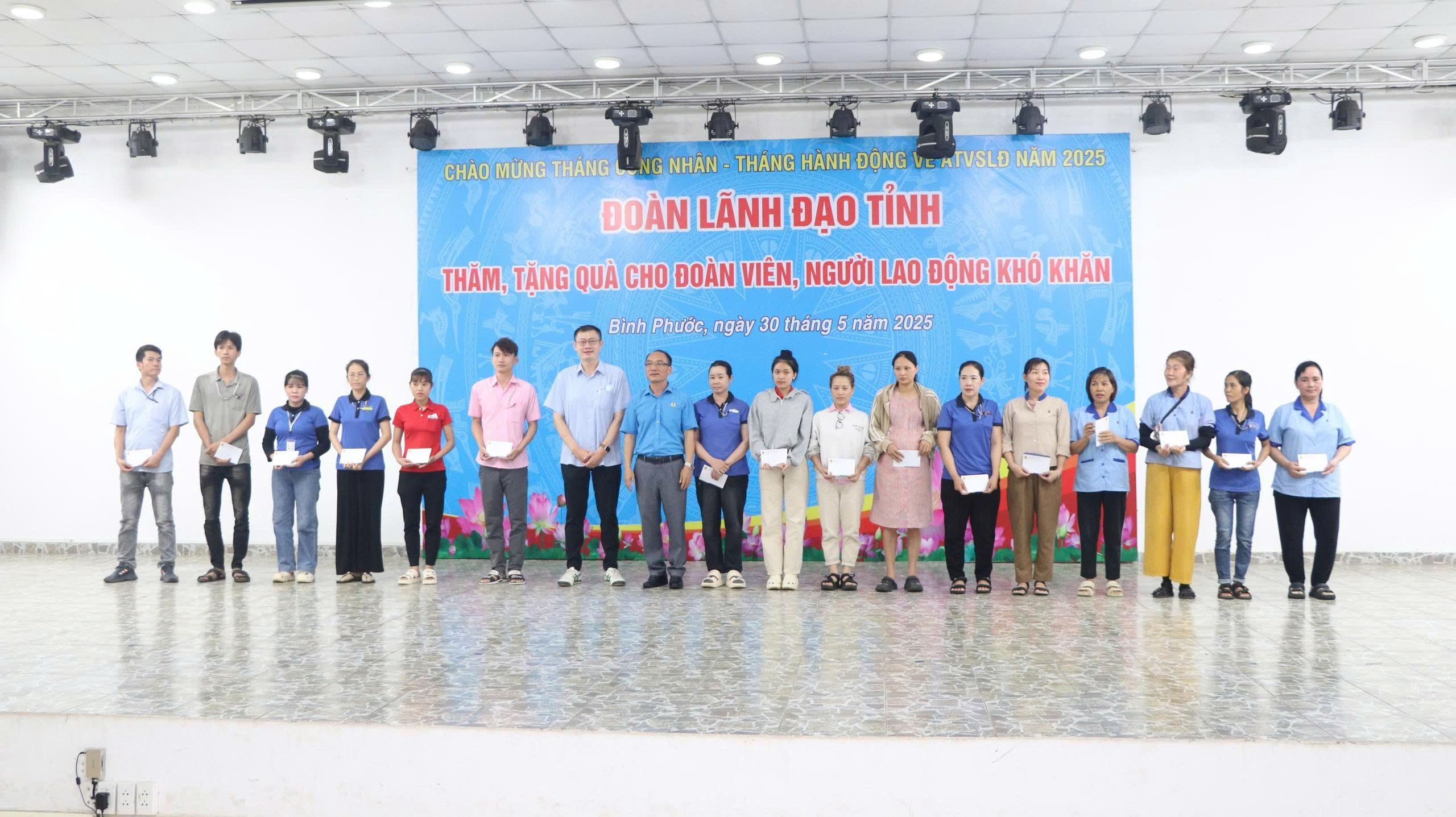 Hiệu ứng từ chuỗi hoạt động tháng Công nhân- Ảnh 4. Hiệu ứng từ chuỗi hoạt động tháng Công nhân- Ảnh 4.