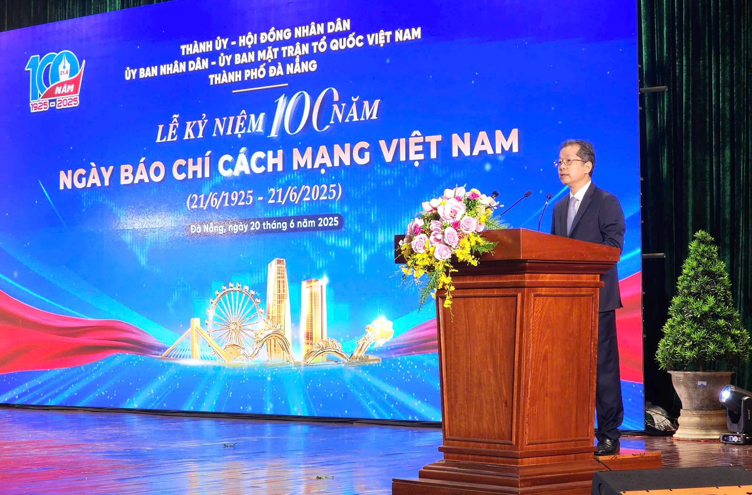 Bí thư Đà Nẵng: Báo chí trên địa bàn thành phố đóng vai trò là cầu nối hết sức quan trọng- Ảnh 2. Bí thư Đà Nẵng: Báo chí trên địa bàn thành phố đóng vai trò là cầu nối hết sức quan trọng- Ảnh 2.