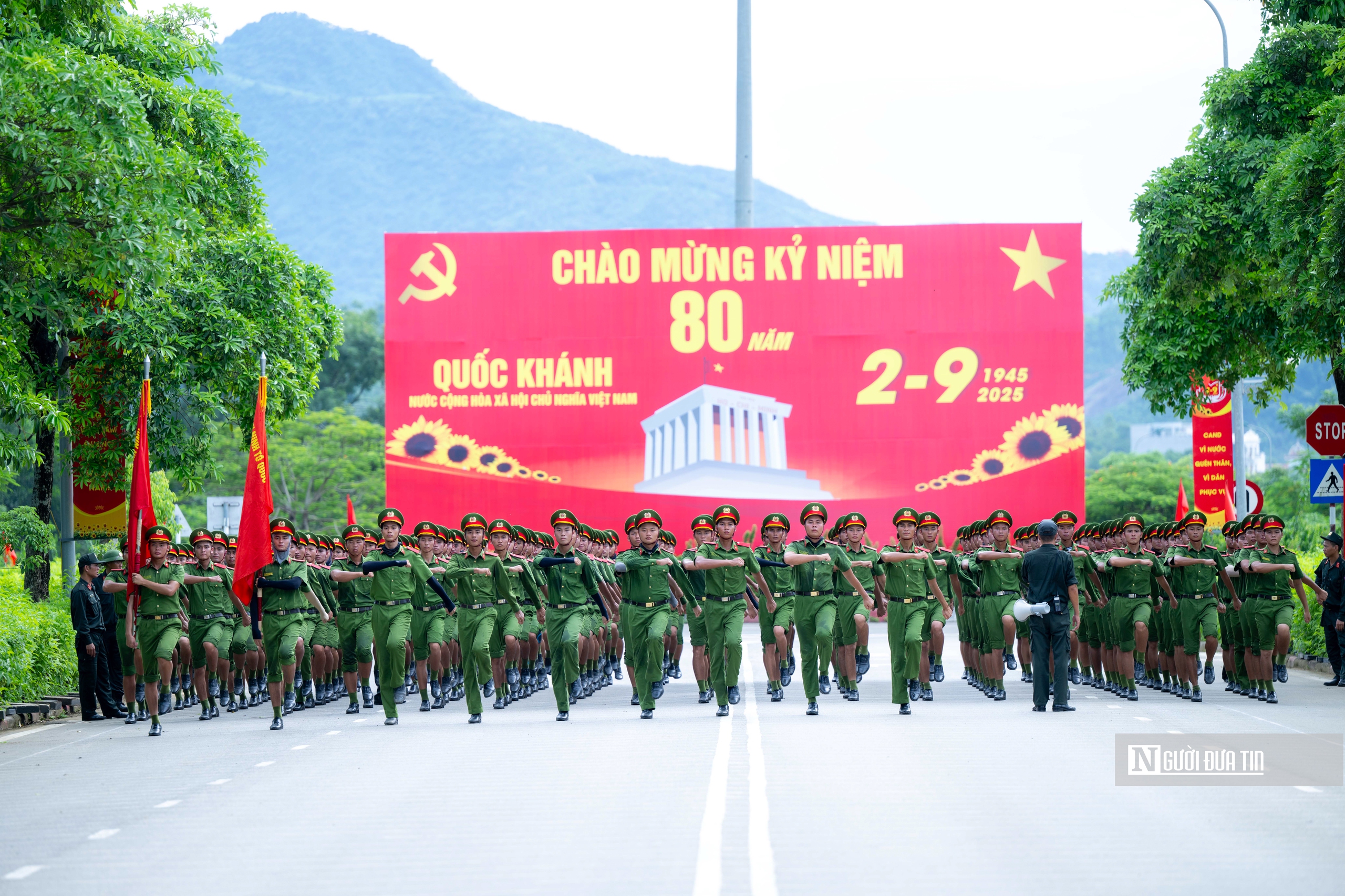 Tận mắt thấy chiến sĩ công an luyện tập dưới nắng hè bỏng rát- Ảnh 11. Tận mắt thấy chiến sĩ công an luyện tập dưới nắng hè bỏng rát- Ảnh 11.