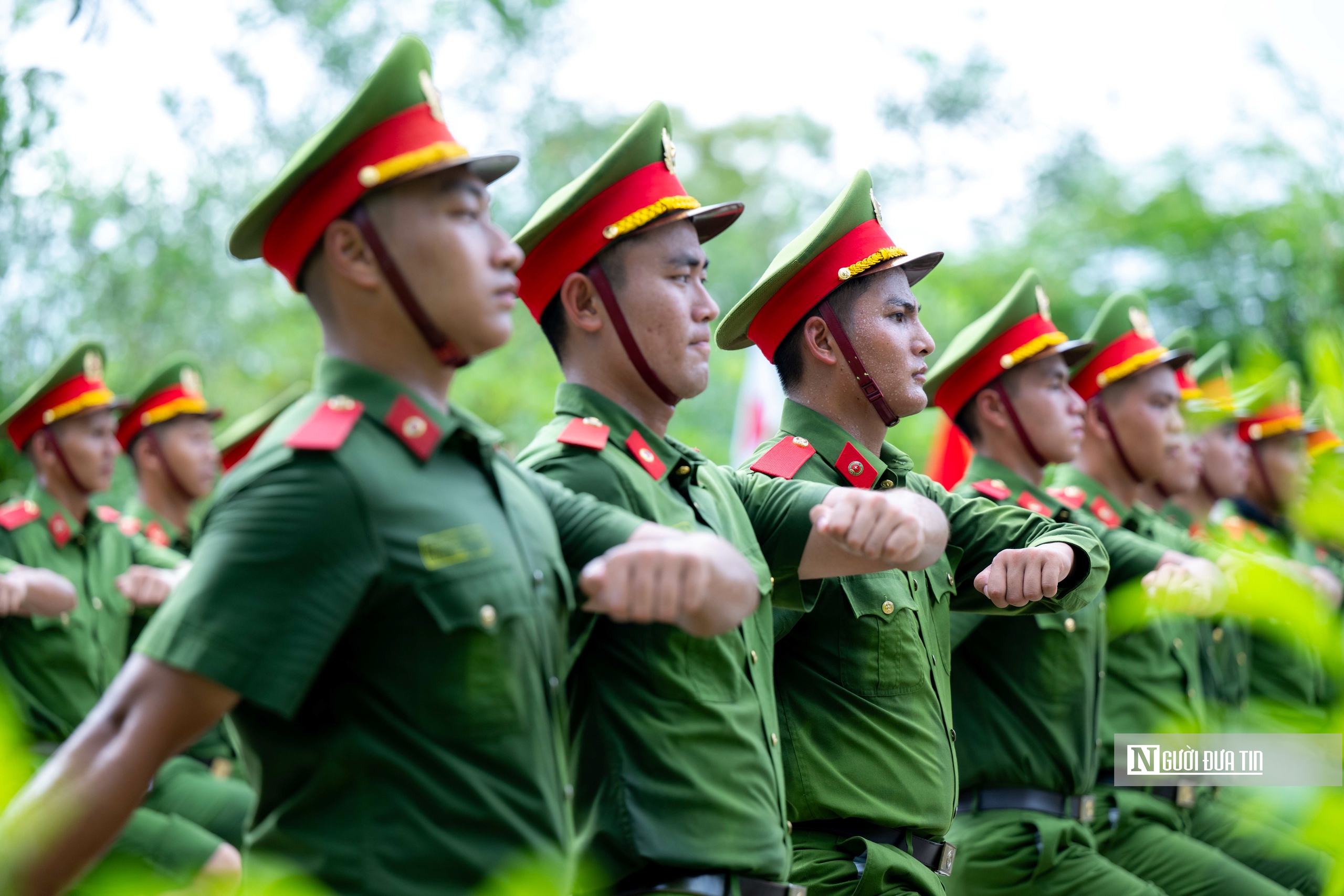 Tận mắt thấy chiến sĩ công an luyện tập dưới nắng hè bỏng rát- Ảnh 7. Tận mắt thấy chiến sĩ công an luyện tập dưới nắng hè bỏng rát- Ảnh 7.