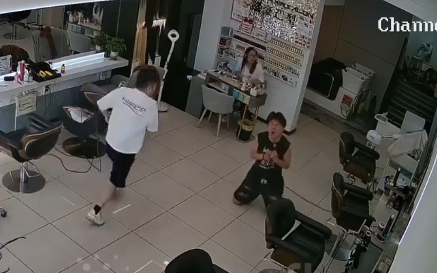 Đang cầm máy sấy tóc, người đàn ông khụy gối rồi la hét