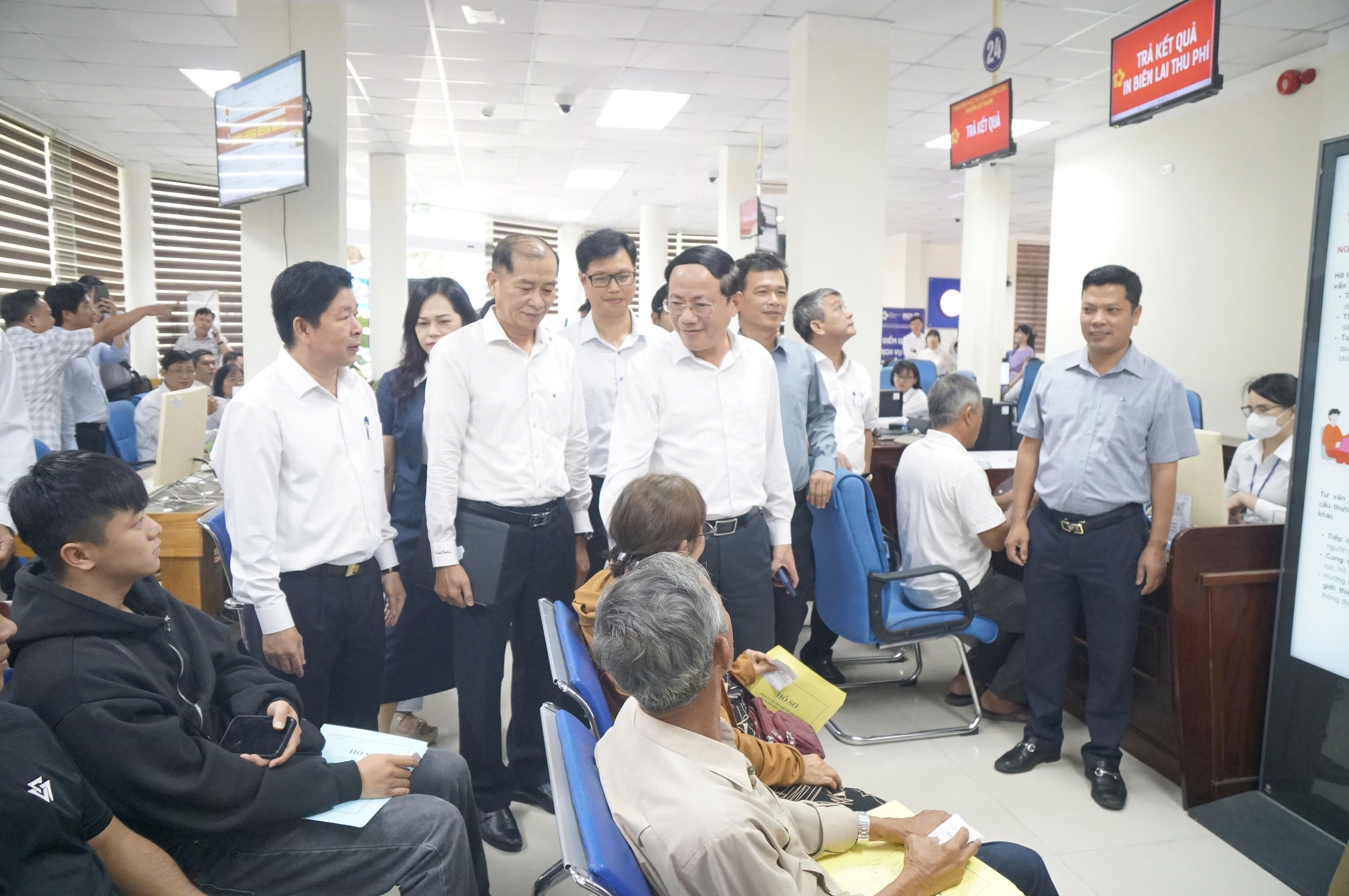 Người dân và doanh nghiệp là ưu tiên số 1 trong mô hình chính quyền 2 cấp- Ảnh 1. Người dân và doanh nghiệp là ưu tiên số 1 trong mô hình chính quyền 2 cấp- Ảnh 1.