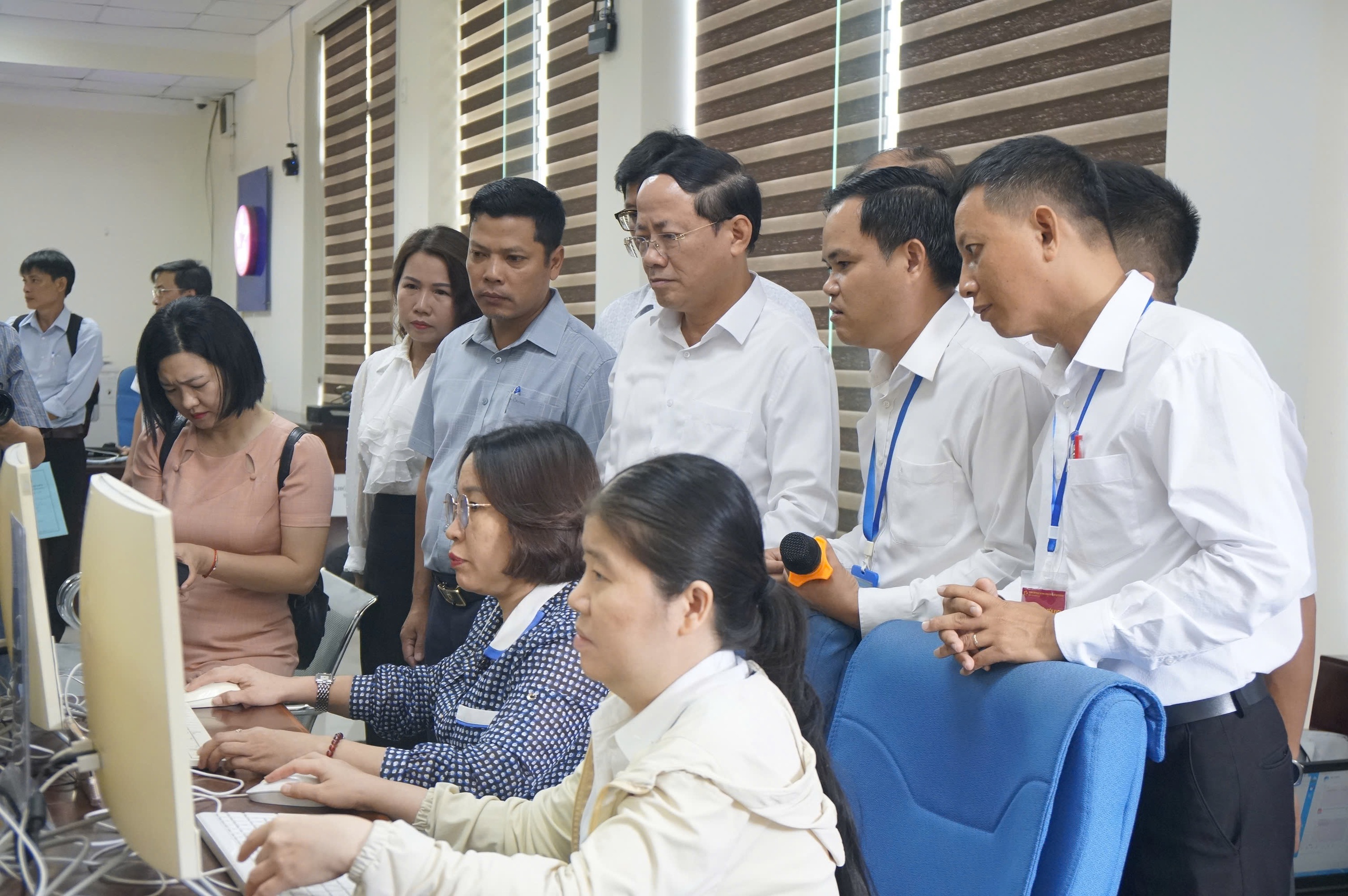 Người dân và doanh nghiệp là ưu tiên số 1 trong mô hình chính quyền 2 cấp- Ảnh 3. Người dân và doanh nghiệp là ưu tiên số 1 trong mô hình chính quyền 2 cấp- Ảnh 3.