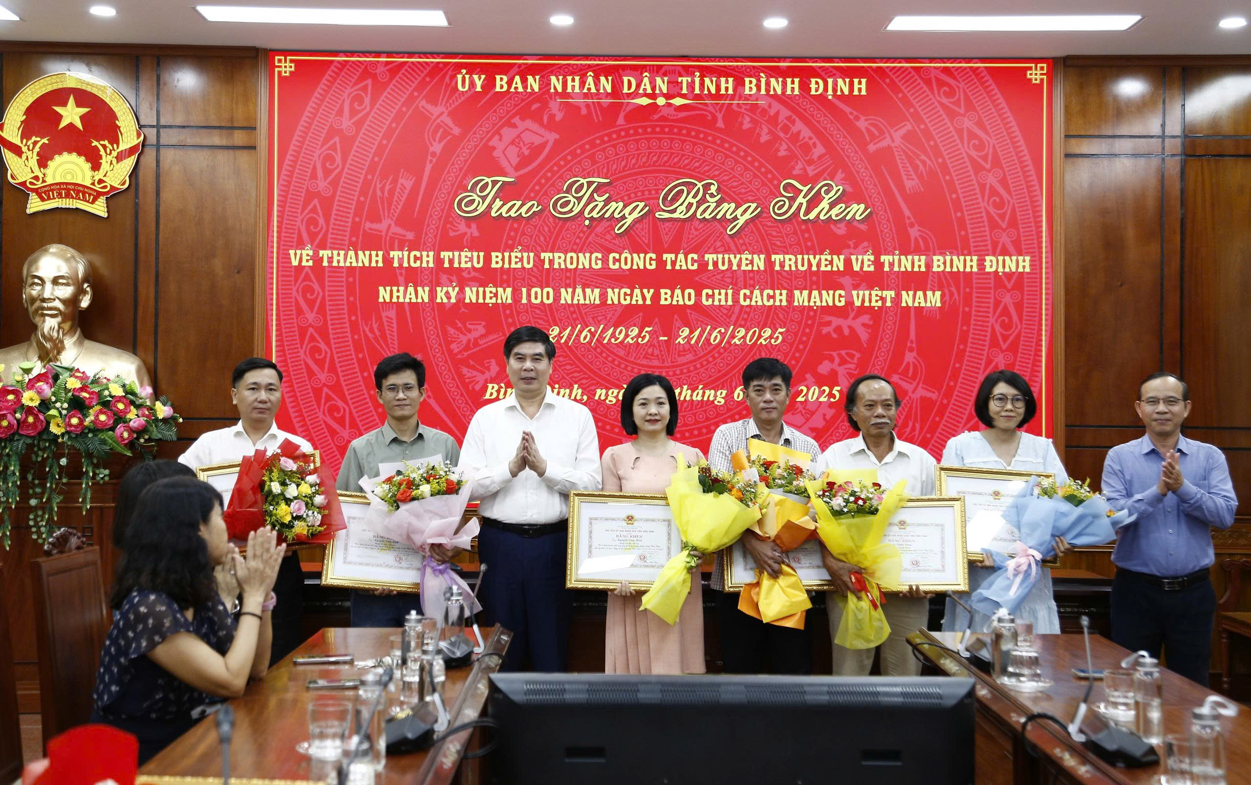 Phóng viên Tạp chí Đời sống và Pháp Luật nhận bằng khen của UBND tỉnh Bình Định- Ảnh 1. Phóng viên Tạp chí Đời sống và Pháp Luật nhận bằng khen của UBND tỉnh Bình Định- Ảnh 1.