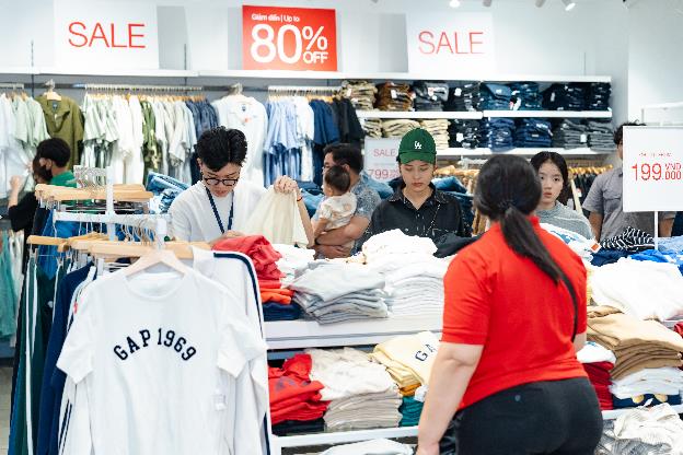 Hiện tượng mua sắm Vincom Red Sale “khuấy đảo” thị trường bán lẻ mùa hè 2025- Ảnh 1. Hiện tượng mua sắm Vincom Red Sale “khuấy đảo” thị trường bán lẻ mùa hè 2025- Ảnh 1.