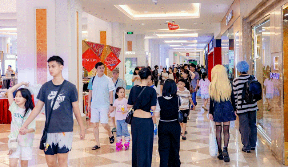 Hiện tượng mua sắm Vincom Red Sale “khuấy đảo” thị trường bán lẻ mùa hè 2025- Ảnh 4. Hiện tượng mua sắm Vincom Red Sale “khuấy đảo” thị trường bán lẻ mùa hè 2025- Ảnh 4.