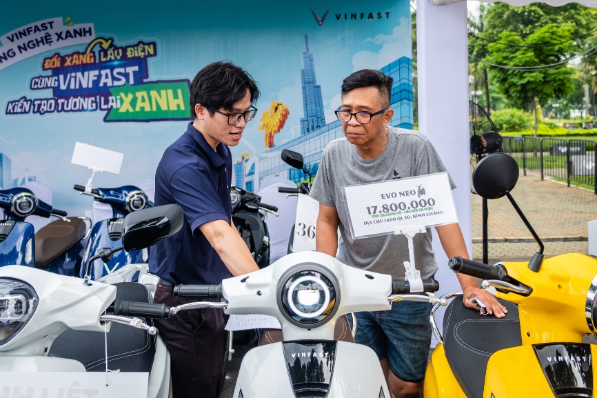 Hiện đại, thông minh và không thải khói, VinFast Evo Neo trở thành xu hướng mới trên thị trường xe Việt- Ảnh 1. Ảnh có chứa người, trang phục, phương tiện, ngoài trời Nội dung do AI tạo ra có thể không chính xác.
