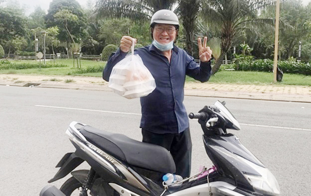 "Đệ nhị danh hài" từng "đếm tiền mỏi tay", tuổi 72 vất vả mưu sinh bằng nghề bán bánh, làm shipper- Ảnh 5. "Đệ nhị danh hài" từng "đếm tiền mỏi tay", tuổi 72 vất vả mưu sinh bằng nghề bán bánh, làm shipper- Ảnh 5.