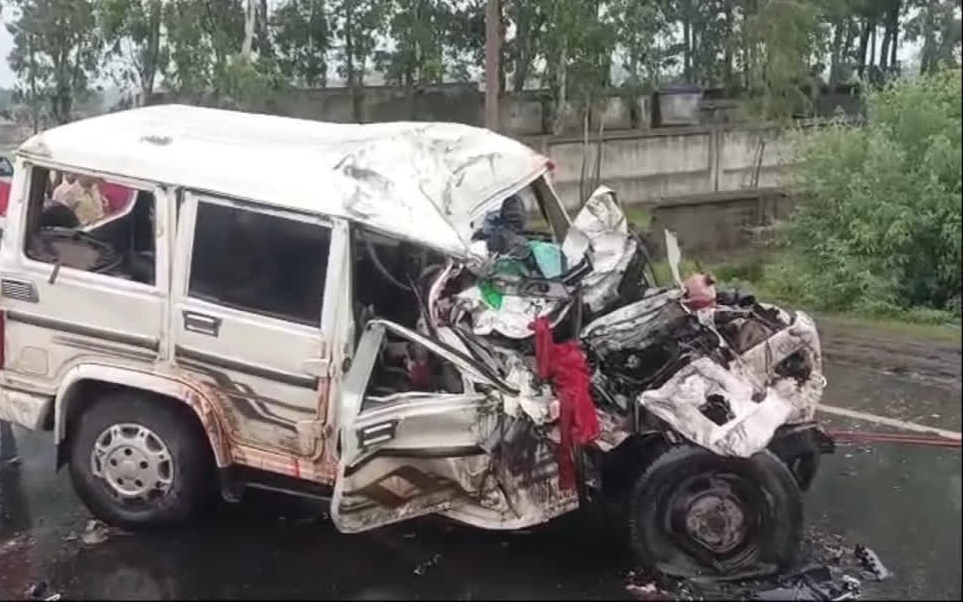 Ô tô tông trực diện xe tải trên cao tốc, 9 người đi đám cưới tử vong