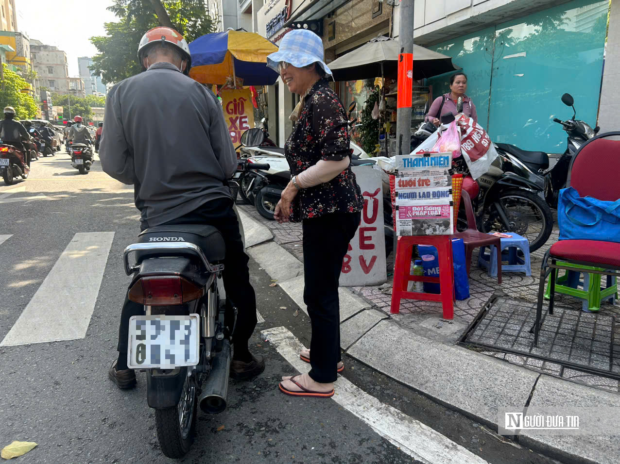 Báo giấy đang đi chậm để ở lại lâu hơn- Ảnh 3.