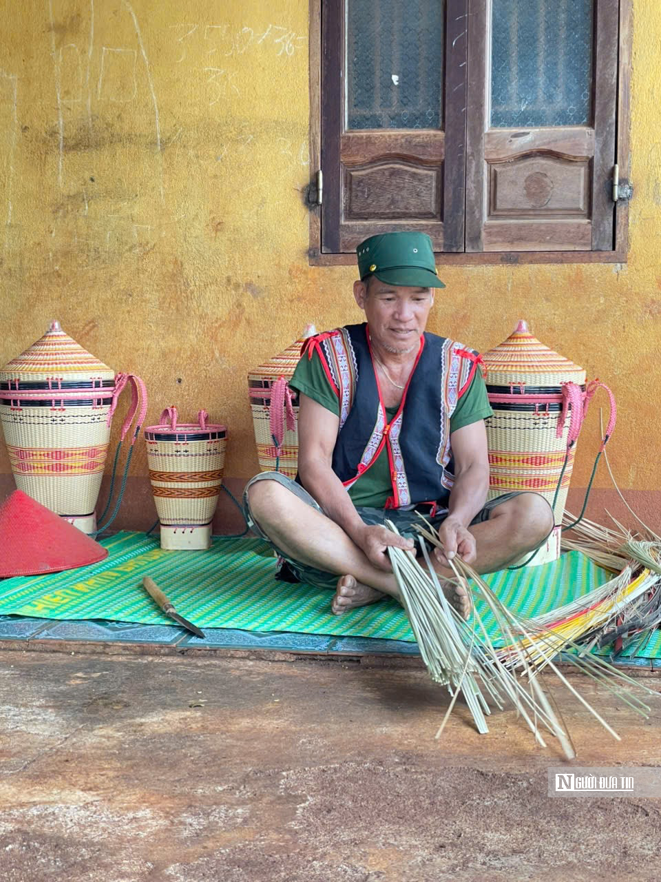 Những bàn tay níu hồn văn hóa Jrai qua từng sợi lạt- Ảnh 1. Những bàn tay níu hồn văn hóa Jrai qua từng sợi lạt- Ảnh 1.