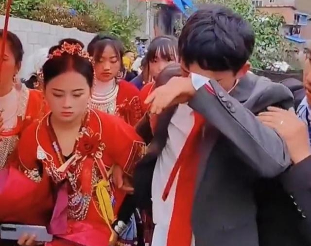 Chú rể bật khóc nức nở trong đám cưới, lý do gây bất ngờ- Ảnh 1. Chú rể bật khóc nức nở trong đám cưới, lý do gây bất ngờ- Ảnh 1.