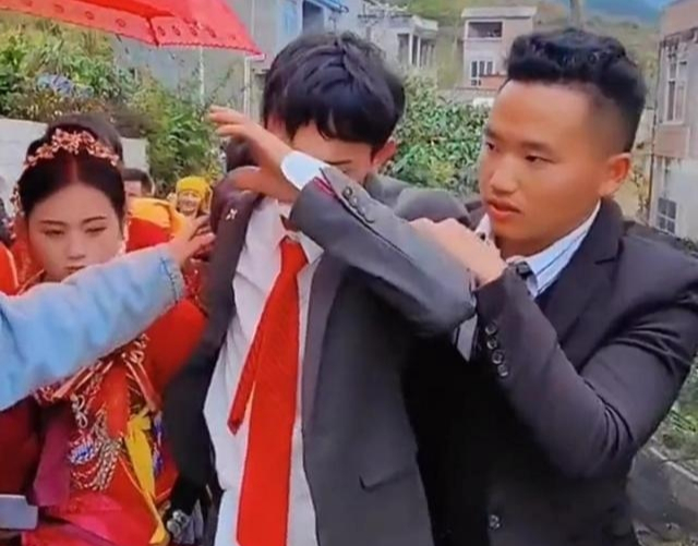 Chú rể bật khóc nức nở trong đám cưới, lý do gây bất ngờ- Ảnh 2. Chú rể bật khóc nức nở trong đám cưới, lý do gây bất ngờ- Ảnh 2.