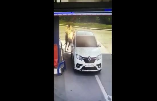 Người đàn ông suýt gây hoạ vì dùng bật lửa khi đang đổ xăng- Ảnh 2. Người đàn ông suýt gây hoạ vì dùng bật lửa khi đang đổ xăng- Ảnh 2.