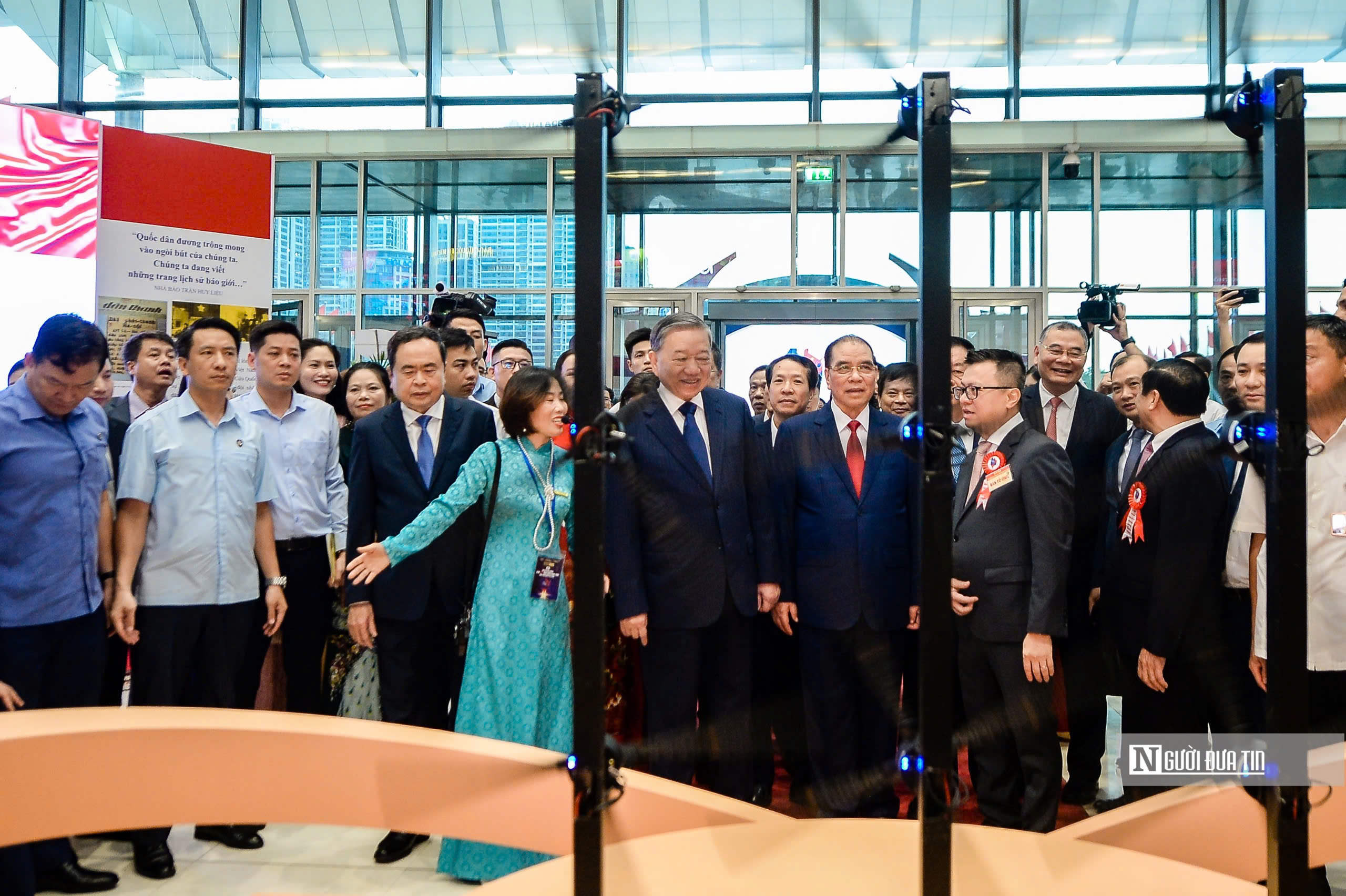 Lãnh đạo Đảng, Nhà nước dự Lễ Kỷ niệm 100 năm Ngày Báo chí Cách mạng Việt Nam- Ảnh 7. Lãnh đạo Đảng, Nhà nước dự Lễ Kỷ niệm 100 năm Ngày Báo chí Cách mạng Việt Nam- Ảnh 7.