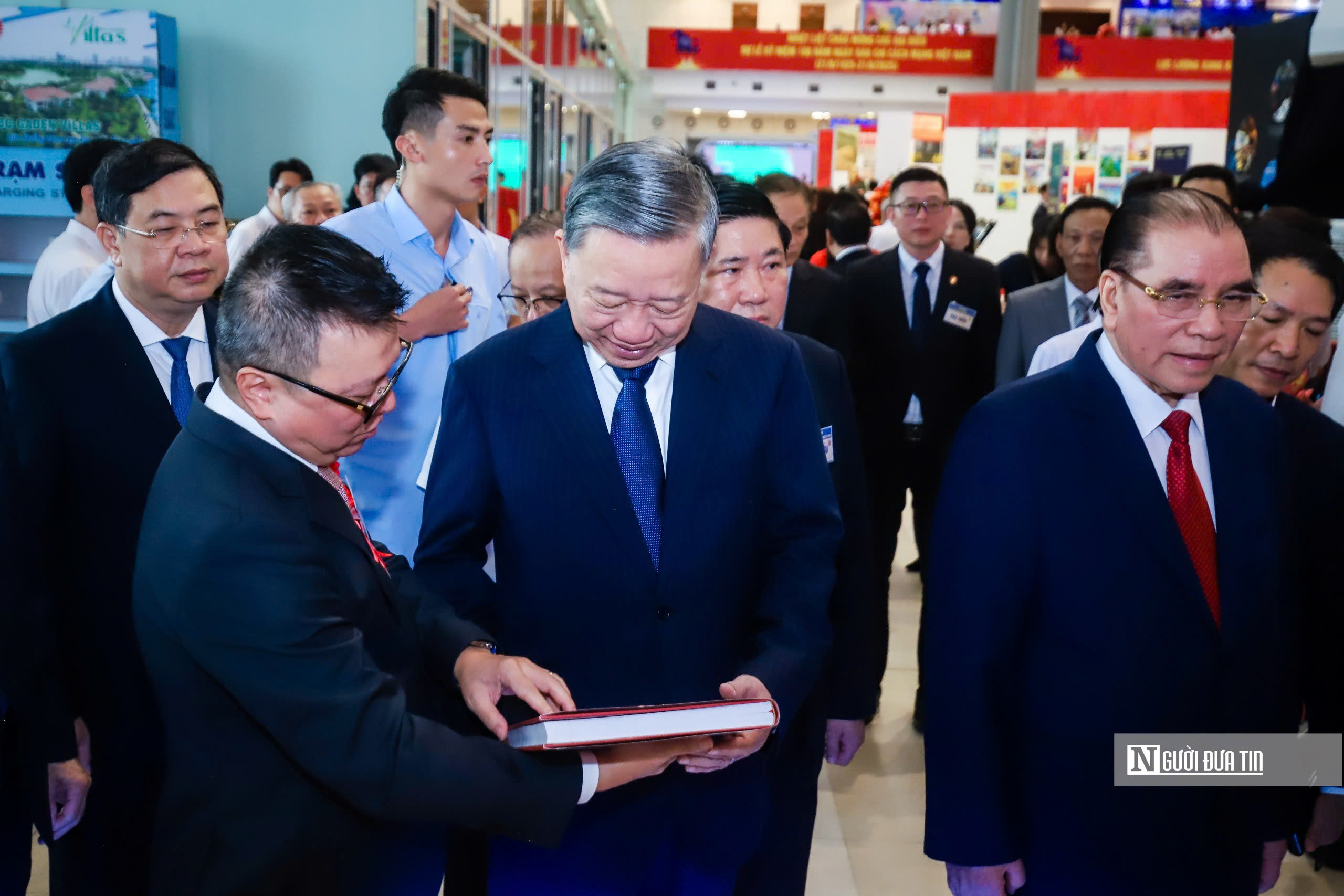 Lãnh đạo Đảng, Nhà nước dự Lễ Kỷ niệm 100 năm Ngày Báo chí Cách mạng Việt Nam- Ảnh 9. Lãnh đạo Đảng, Nhà nước dự Lễ Kỷ niệm 100 năm Ngày Báo chí Cách mạng Việt Nam- Ảnh 9.