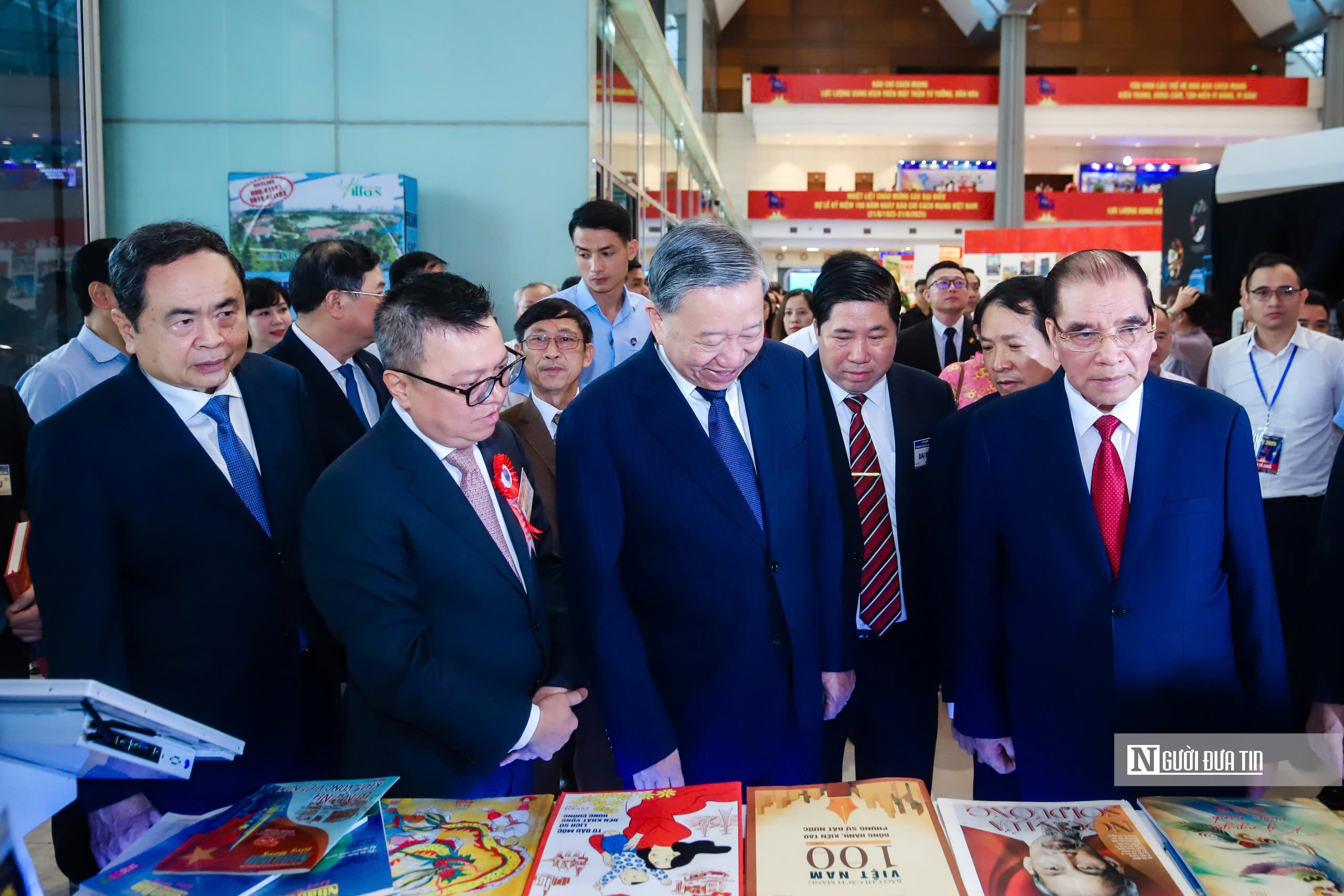 Lãnh đạo Đảng, Nhà nước dự Lễ Kỷ niệm 100 năm Ngày Báo chí Cách mạng Việt Nam- Ảnh 5. Lãnh đạo Đảng, Nhà nước dự Lễ Kỷ niệm 100 năm Ngày Báo chí Cách mạng Việt Nam- Ảnh 5.