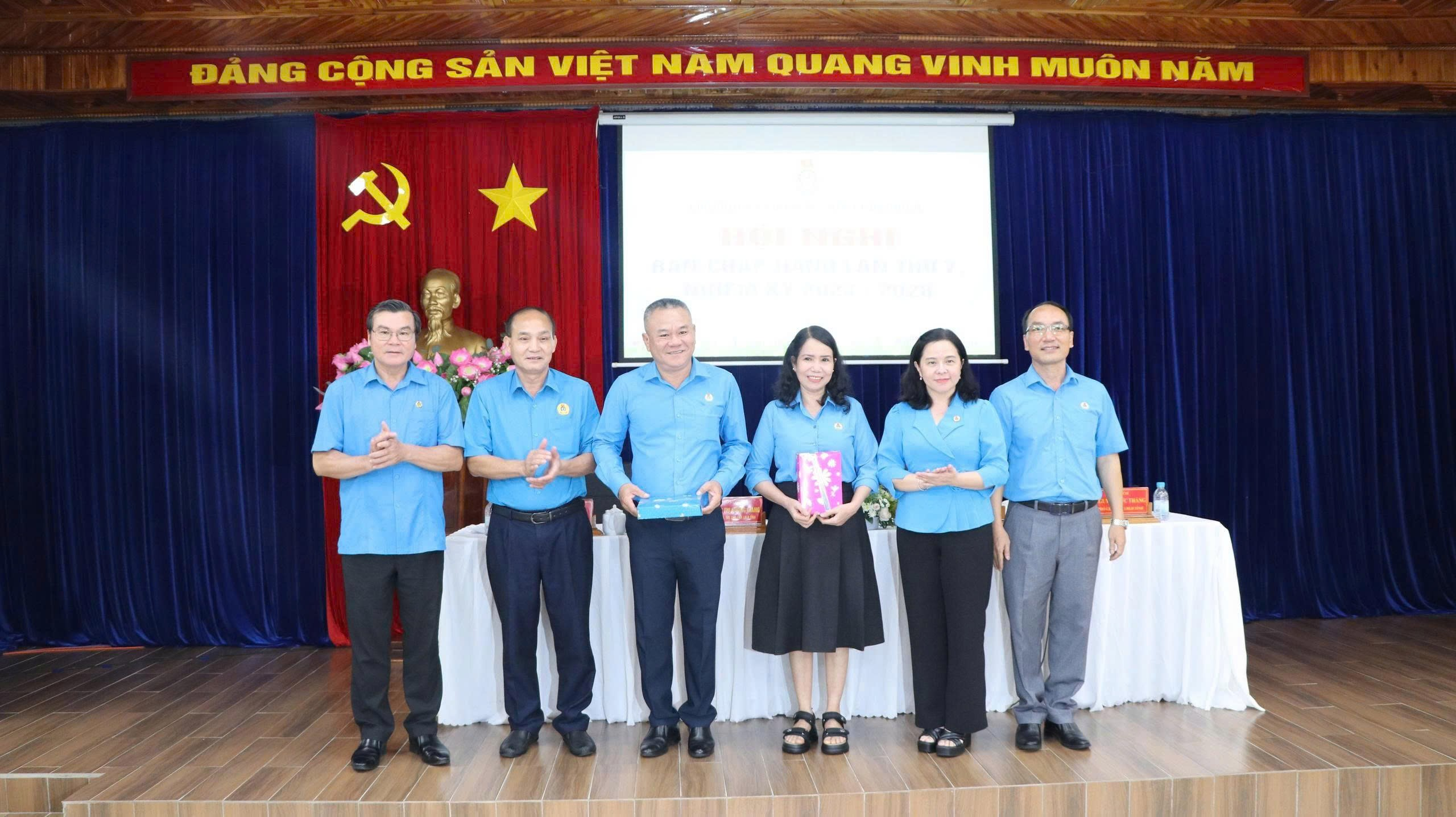 Liên đoàn Lao động tỉnh Bình Phước triển khai nhiệm vụ 6 tháng cuối năm- Ảnh 4. Liên đoàn Lao động tỉnh Bình Phước triển khai nhiệm vụ 6 tháng cuối năm- Ảnh 4.